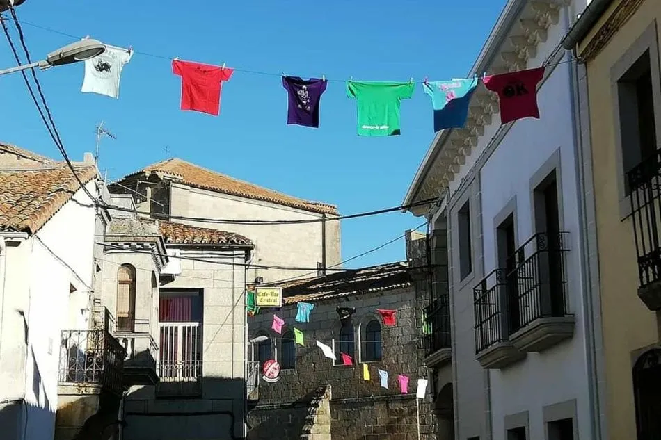 Foto 2 - La Plaza de Villavieja se viste de colores para rememorar el D&iacute;a de las Pe&ntilde;as  