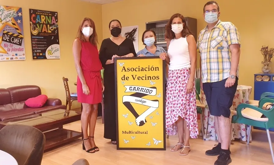La concejala de Participación Social y Voluntariado, Almudena Parres, junto a representantes vecinales de Garrido en esta nueva instalación