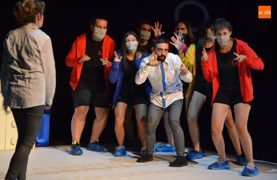 Jóvenes locales se suben al escenario en el teatro-foro de The Cross Border Project  