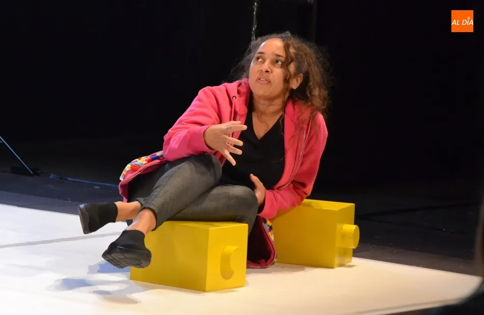 Foto 4 - J&oacute;venes locales se suben al escenario en el teatro-foro de The Cross Border Project  