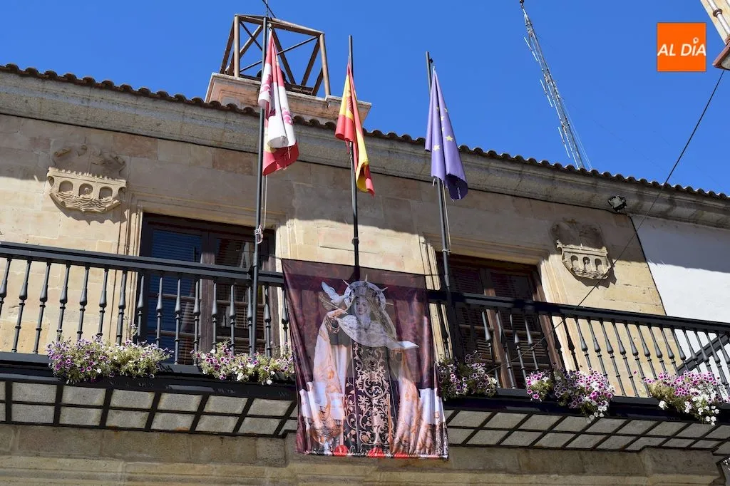 El balcón del Ayuntamiento de Alba de Tormes luce la imagen de Santa Teresa de Jesús / Pedro Zaballos