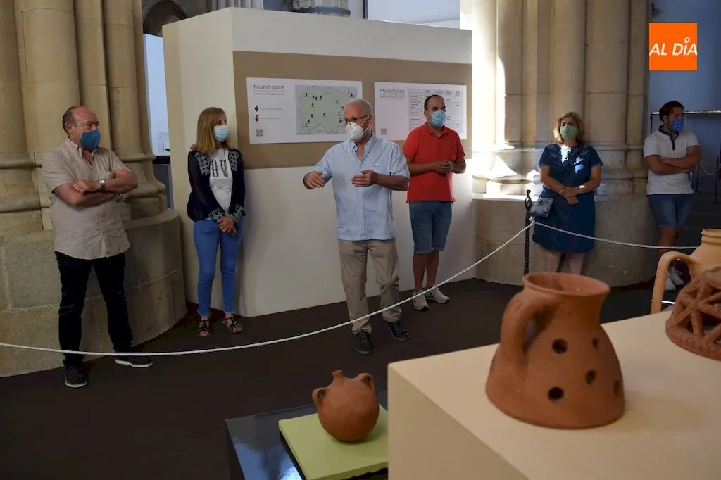 Luciano Hernández muestra la exposición a los miembros de la Corporación Municipal / Pedro Zaballos