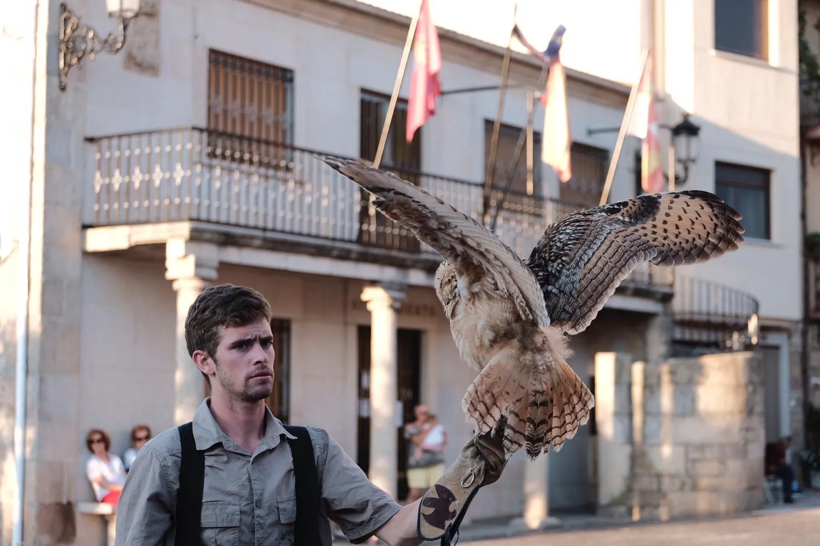 Roberto González durante una de las exhibiciones de cetrería que realiza / Cedida