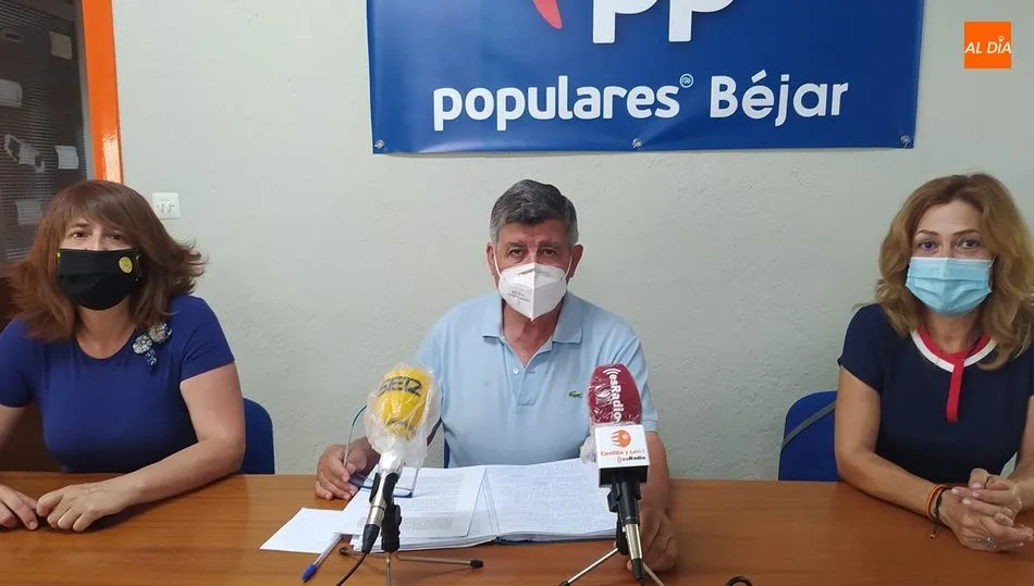 De i. a d. Olga García, Alejo Riñones y Purificación Pozo, representantes municipales del Partido Popular