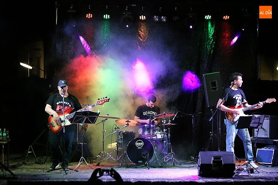 Foto 3 - Distrito Pop realiza un excelente repaso a la m&uacute;sica espa&ntilde;ola de los &rsquo;80 en Aldead&aacute;vila  