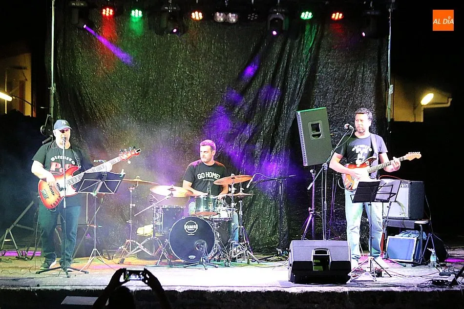 Foto 2 - Distrito Pop realiza un excelente repaso a la m&uacute;sica espa&ntilde;ola de los &rsquo;80 en Aldead&aacute;vila  