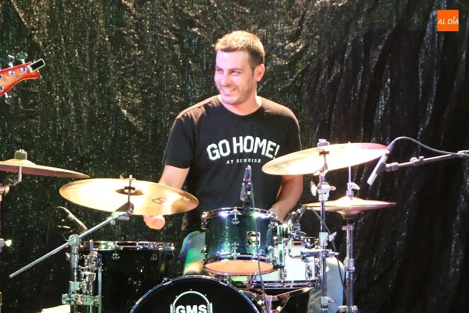 Distrito Pop realiza un excelente repaso a la música española de los ’80 en Aldeadávila  