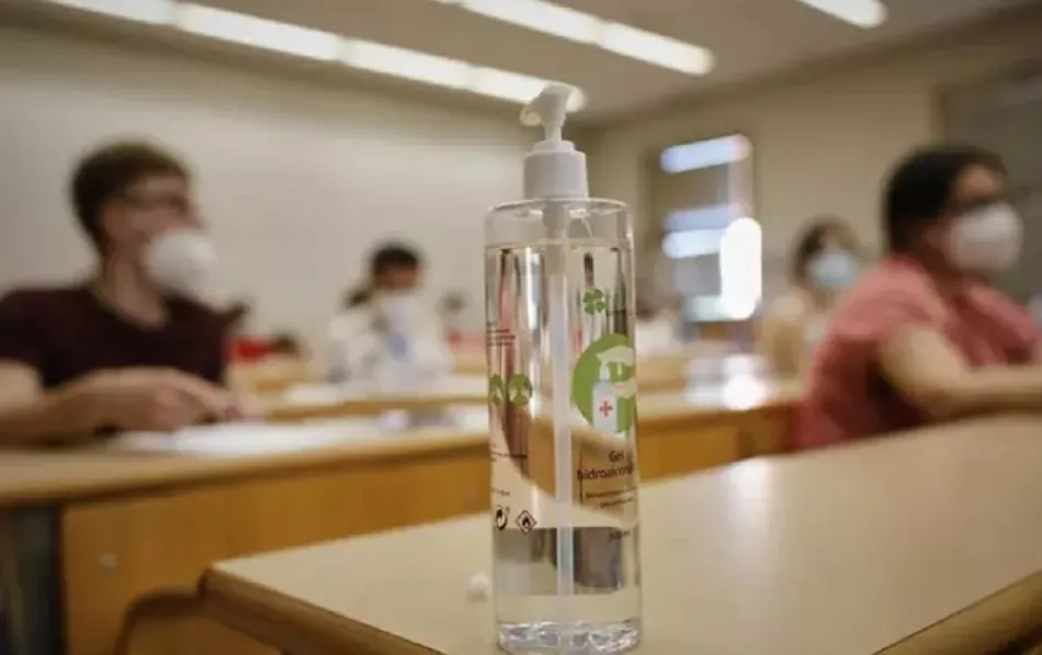 Gel desinfectante en un pupitre | EP