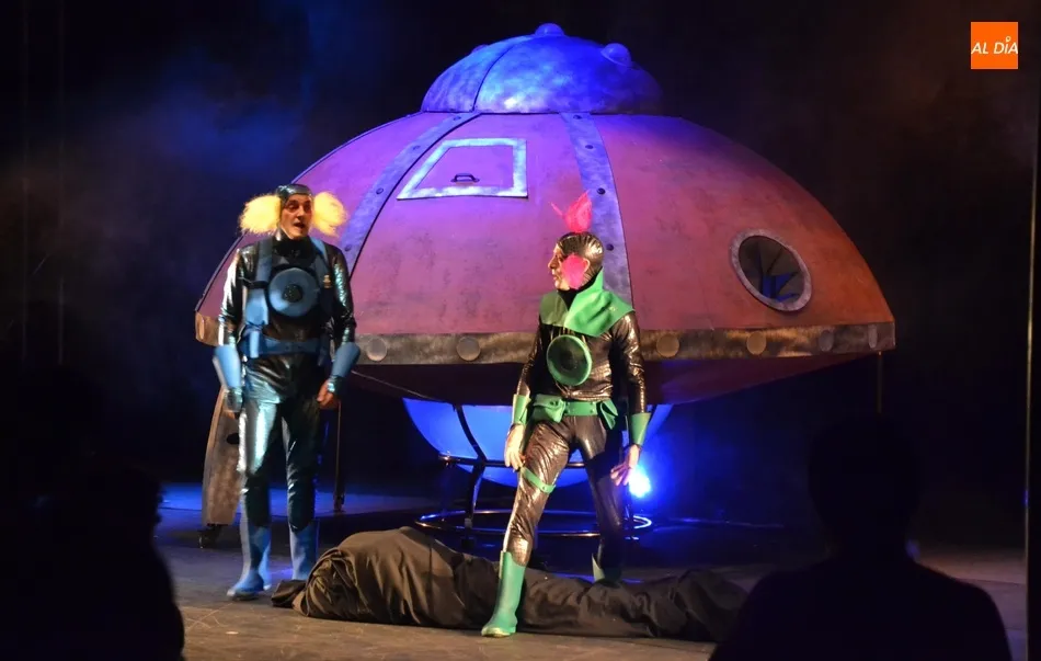 Foto 3 - Una nave espacial aterriza en el Espacio Afecir con tres extraterrestres a bordo  