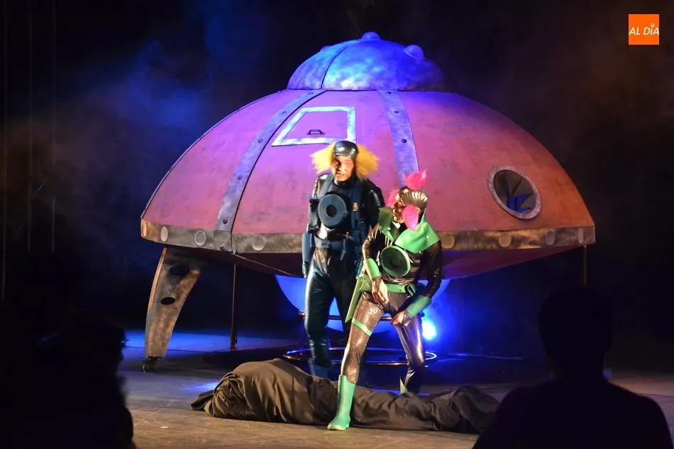 Foto 2 - Una nave espacial aterriza en el Espacio Afecir con tres extraterrestres a bordo  