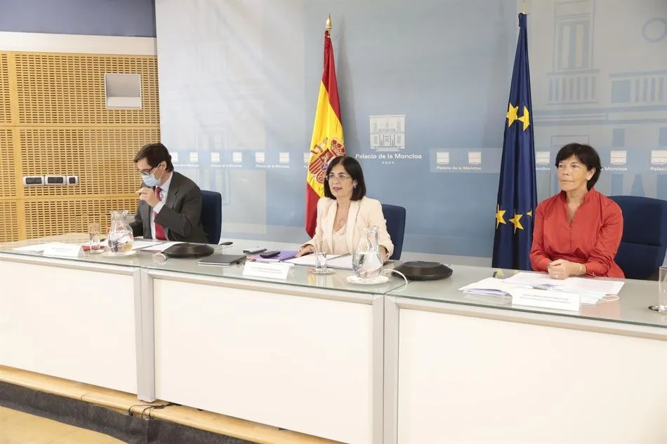 La ministra de Educación y Formación Profesional, Isabel Celaá, la ministra de Política Territorial y Función Pública, Carolina Darias, y el ministro de Sanidad, Salvador Illa, durante su comparecencia en La Moncloa. Foto: EP