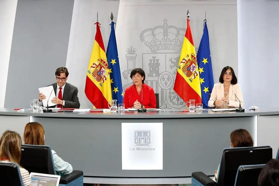 El ministro de Sanidad, Salvador Illa, la ministra de Educación y Formación Profesional, Isabel Celaá y la ministra de Política Territorial y Función Pública, Carolina Darias. En Madrid, (España), a 27 de agosto de 2020. - Óscar J.Barroso - Europa Press