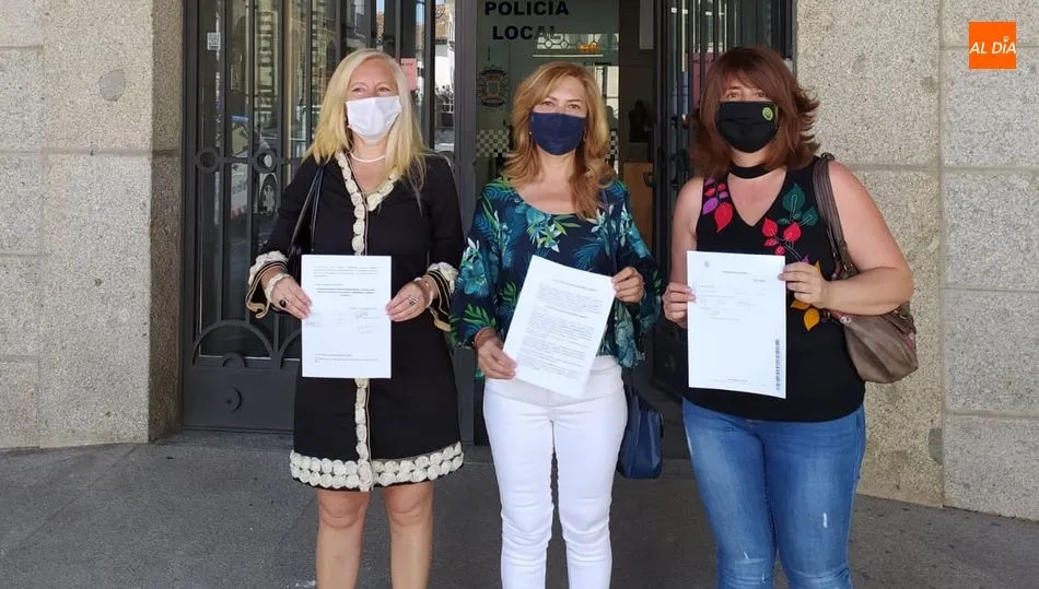 De i. a d. Castañar Rodilla, Purificación Pozo y Olga García, concejalas del Grupo Popular en el Ayuntamiento de Béjar