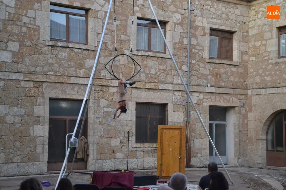 Foto 11 - El Patio de Los Sitios se abre tambi&eacute;n al circo con el combo de una &lsquo;p&aacute;jara&rsquo;  