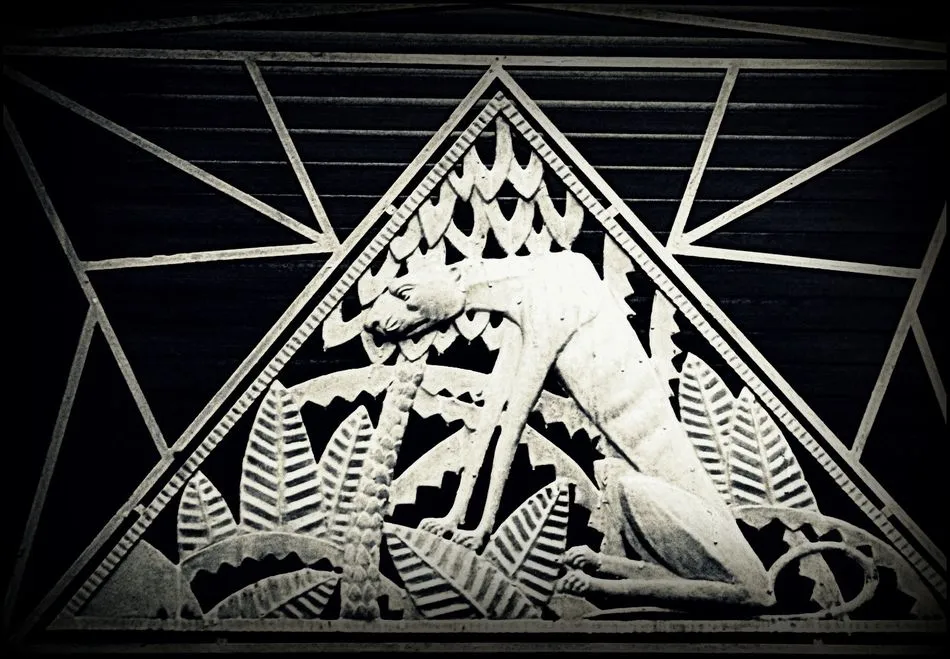 una mirada singular al África negra desde una de los rincones más castizos de la Salamanca comercial: La Plaza del Peso | Fotos: Amador Martín