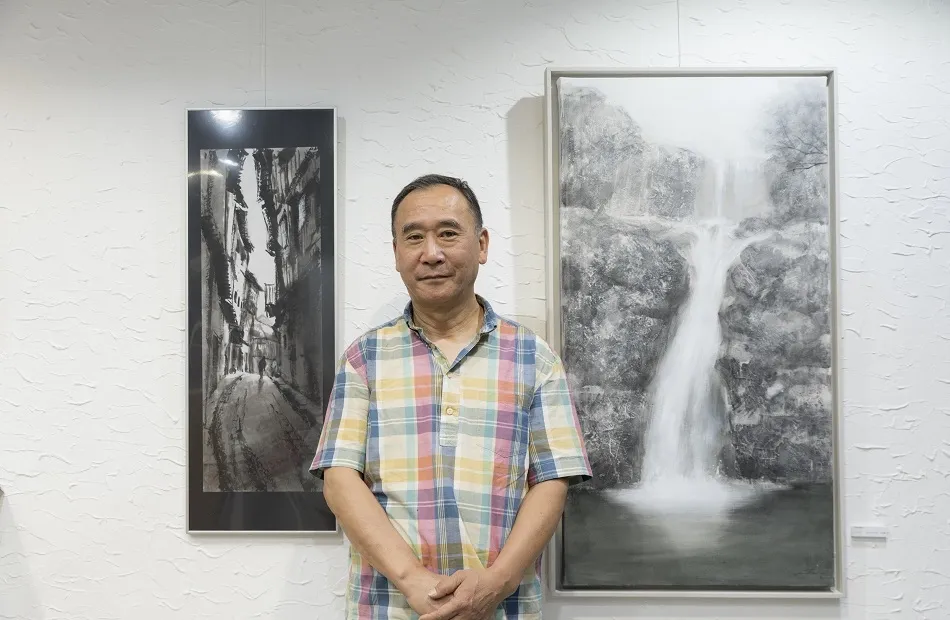 Shin Maruyama en la sala de exposiciones junto a sus obras | Carmen Borrego