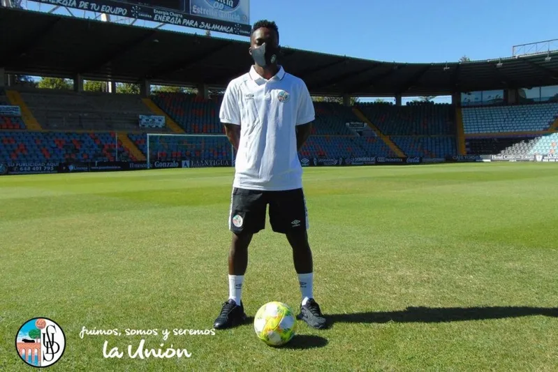 Foto 11 - El Salamanca UDS presenta su nueva equipaci&oacute;n &ldquo;sin estridencias pero con una est&eacute;tica moderna y ...