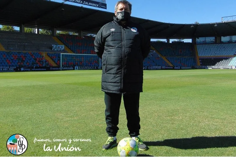 Foto 10 - El Salamanca UDS presenta su nueva equipaci&oacute;n &ldquo;sin estridencias pero con una est&eacute;tica moderna y ...