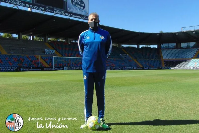 Foto 6 - El Salamanca UDS presenta su nueva equipaci&oacute;n &ldquo;sin estridencias pero con una est&eacute;tica moderna y ...