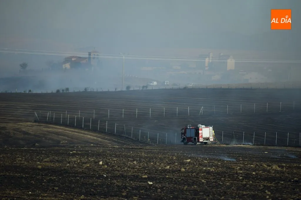 El fuego ha calcinado el terreno y se ha quedado a las puertas de la ermita de Otero / Pedro Zaballos