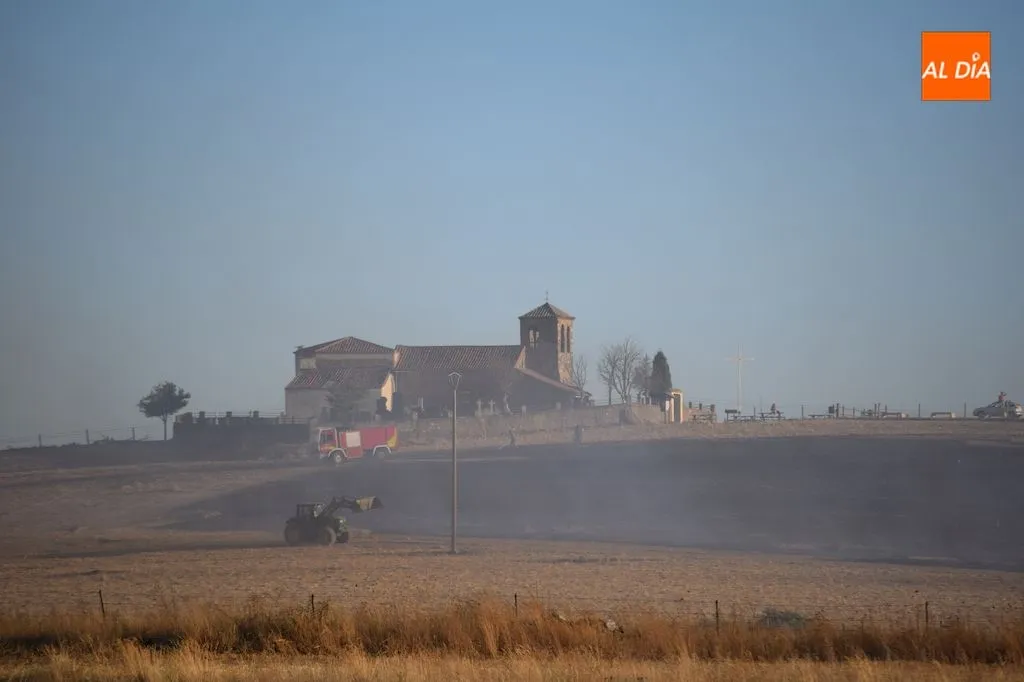 Foto 11 - Un espectacular incendio quema 32 hect&aacute;reas y se queda a la puertas de la ermita de Otero