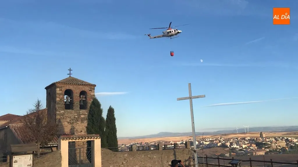 Foto 3 - Un espectacular incendio quema 32 hect&aacute;reas y se queda a la puertas de la ermita de Otero