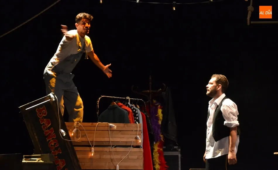 Foto 9 - Tres hermanos se enfrentan a los fantasmas del pasado en su viejo teatro Bangladesh  