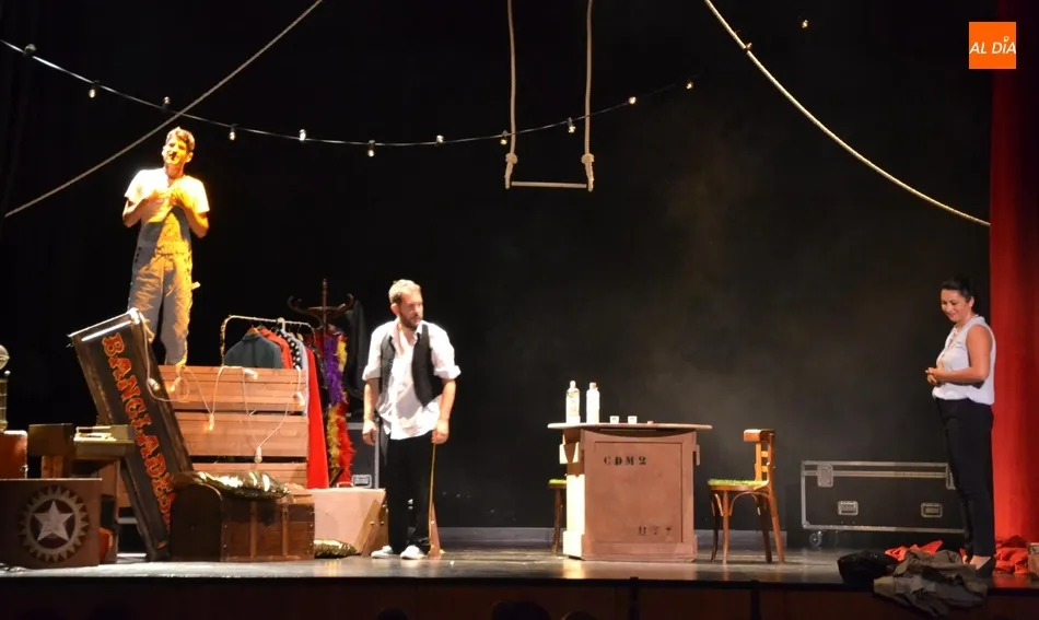 Foto 10 - Tres hermanos se enfrentan a los fantasmas del pasado en su viejo teatro Bangladesh  