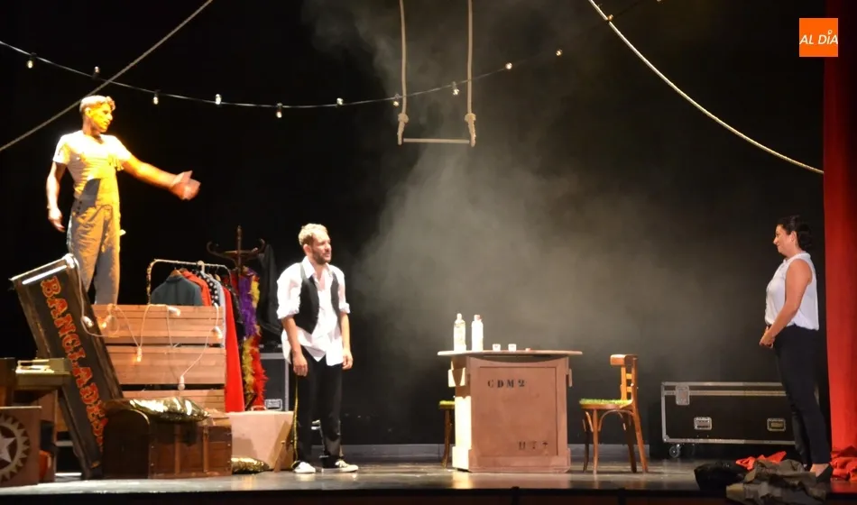 Foto 8 - Tres hermanos se enfrentan a los fantasmas del pasado en su viejo teatro Bangladesh  