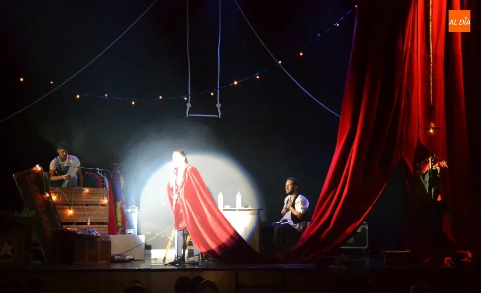 Foto 5 - Tres hermanos se enfrentan a los fantasmas del pasado en su viejo teatro Bangladesh  