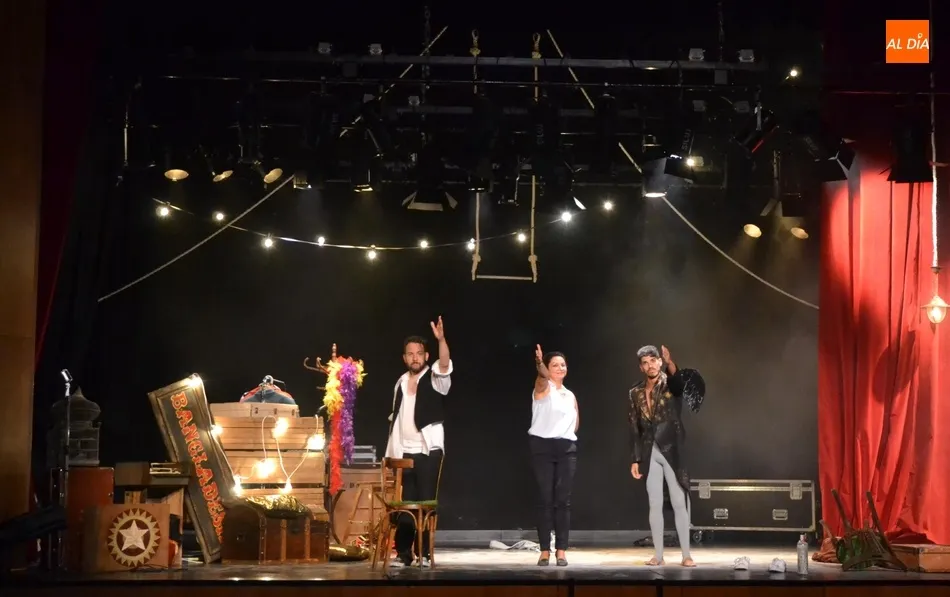 Foto 4 - Tres hermanos se enfrentan a los fantasmas del pasado en su viejo teatro Bangladesh  