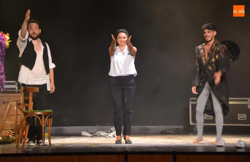 Foto 2 - Tres hermanos se enfrentan a los fantasmas del pasado en su viejo teatro Bangladesh  