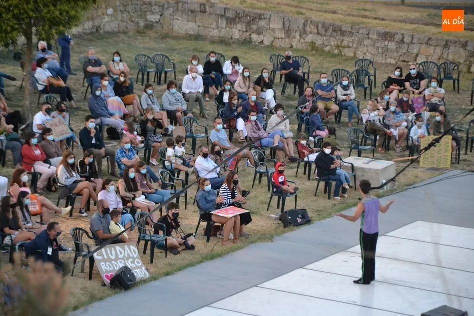 Foto 6 - El Ayuntamiento de Gij&oacute;n se estrena como colaborador convirtiendo Los Sitios en una pista de baile ...