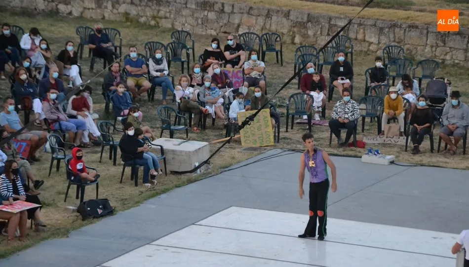 Foto 3 - El Ayuntamiento de Gij&oacute;n se estrena como colaborador convirtiendo Los Sitios en una pista de baile ...