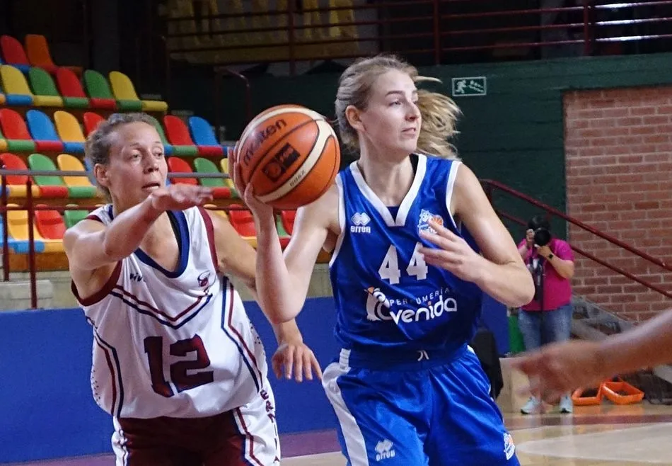 Foto 5 - Victoria del CB Avenida frente al Gernika en el primer partido de pretemporada (69-87)