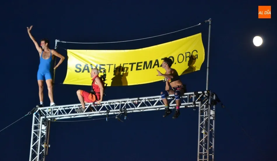 La Feria se despide de la ‘calle’ con una animada fiesta con acrobacias para ‘salvar’ la...