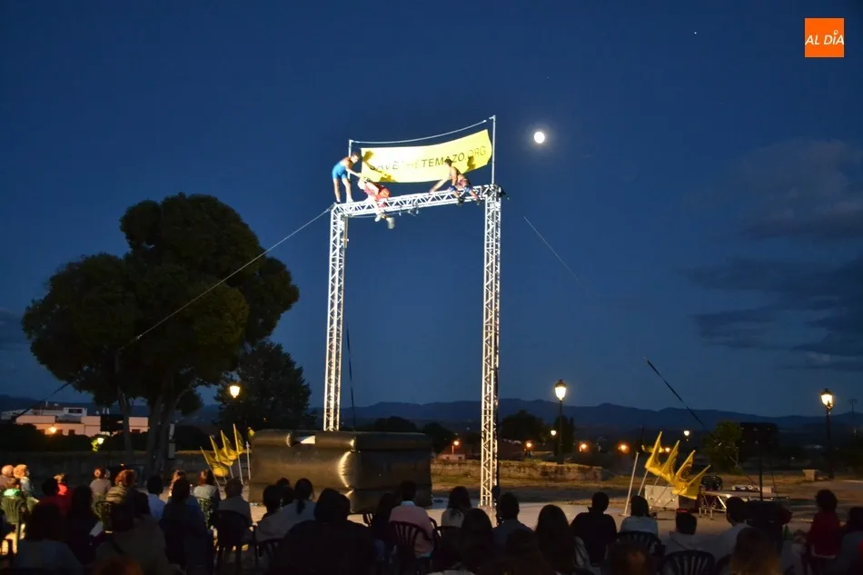 Foto 4 - La Feria se despide de la &lsquo;calle&rsquo; con una animada fiesta con acrobacias para &lsquo;salvar&rsquo; la...