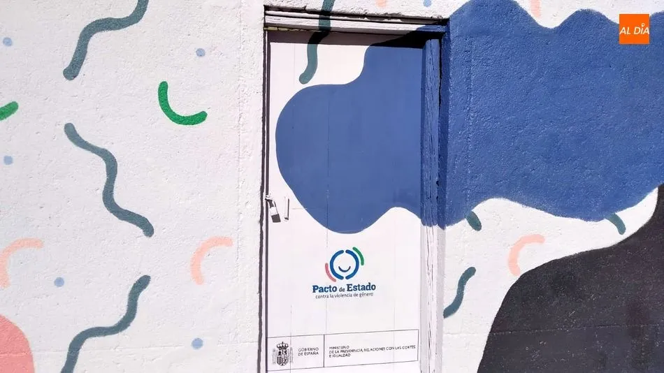 Foto 3 - Un gran mural invita en Lumbrales a una reflexi&oacute;n sobre la violencia de g&eacute;nero