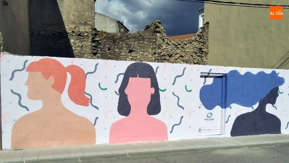 Foto 4 - Un gran mural invita en Lumbrales a una reflexi&oacute;n sobre la violencia de g&eacute;nero