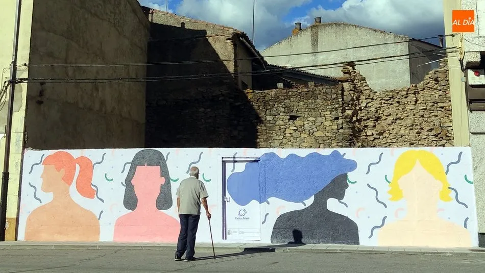 Foto 2 - Un gran mural invita en Lumbrales a una reflexi&oacute;n sobre la violencia de g&eacute;nero