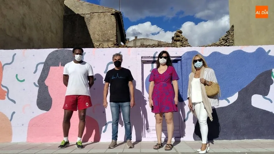 Foto 11 - Un gran mural invita en Lumbrales a una reflexi&oacute;n sobre la violencia de g&eacute;nero