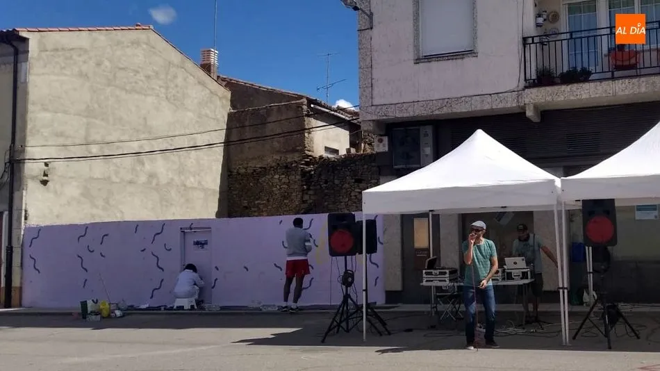 Foto 10 - Un gran mural invita en Lumbrales a una reflexi&oacute;n sobre la violencia de g&eacute;nero