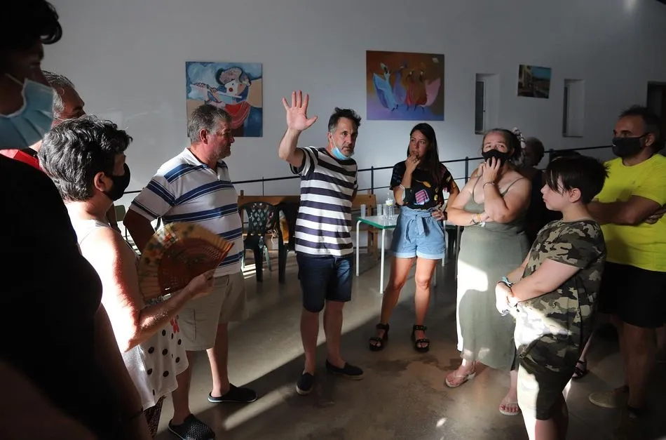 Vecinos de cueva de la Mora se desplazon a la pedanía El Patras el pasado jueves por el incendio forestal de Almonaster la Real (Huelva). - A. Pérez - Europa Press