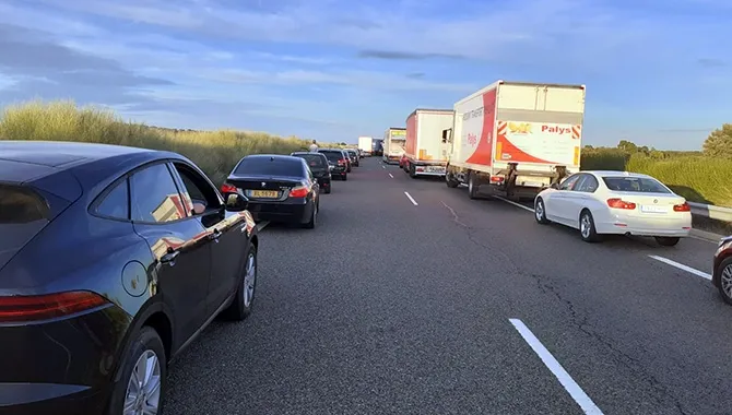 Foto 3 - El vuelco de una autocaravana en Aldehuela de B&oacute;veda bloquea el tr&aacute;fico de la A-62