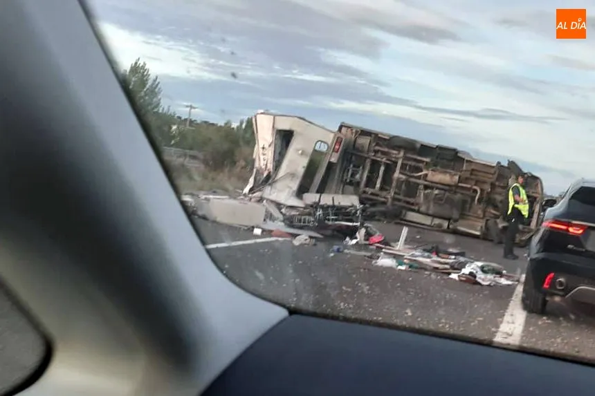 Foto 2 - El vuelco de una autocaravana en Aldehuela de B&oacute;veda bloquea el tr&aacute;fico de la A-62