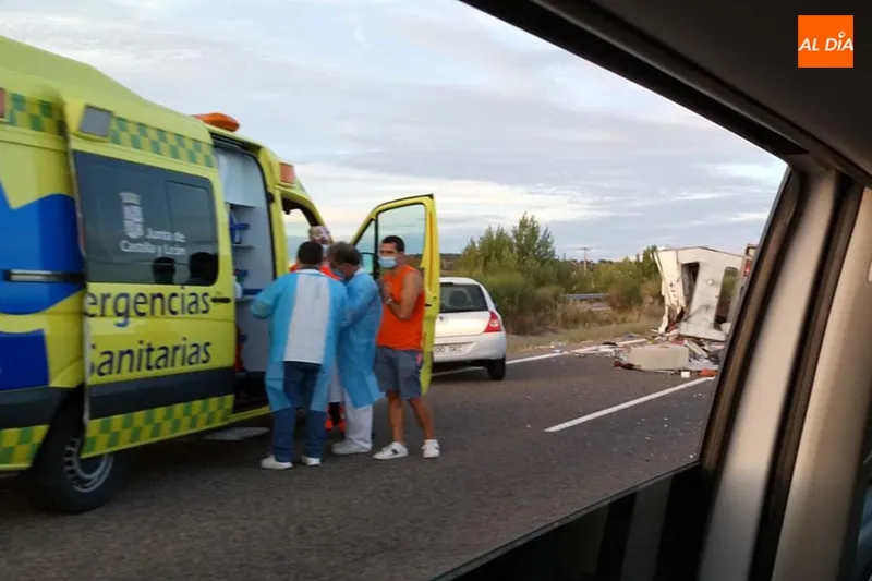 Foto 4 - El vuelco de una autocaravana en Aldehuela de B&oacute;veda bloquea el tr&aacute;fico de la A-62