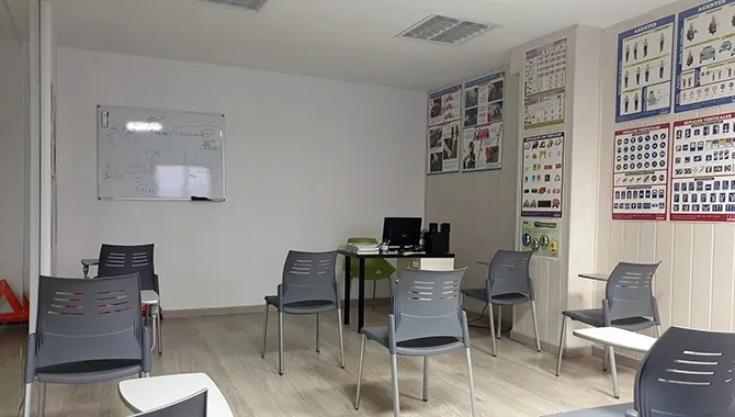 Una de las aulas de la autoescuela de Ángel Flores en Peñaranda