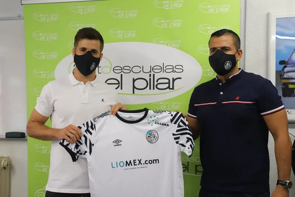 Fernando Llorente junto al director deportivo Rafa Dueñas - Lydia González