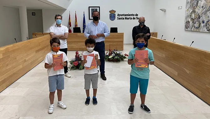 El alcalde de Santa Marta, David Mingo,de Turismo y Comercio, Juan Carlos Bueno y Jorge Moreno, representante de la Asociación de Empresarios de Santa Marta, entragaban los premios mURTALtormes