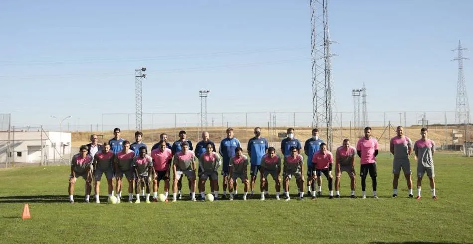 Jugadores y técnicos del Salamanca UDS en su primer entrenamiento de la pretemporada. Foto Salamanca UDS
